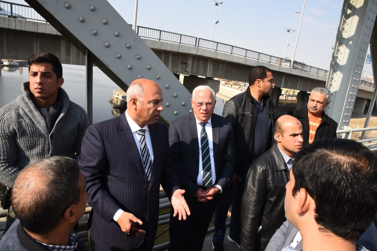 وزير النقل ومحافظ بورسعيد يتابعان سير العمل  بكوبري أشتوم الجميل ويوجه بنظام رصف جديد لمواجهةالعوامل الجوية (11)